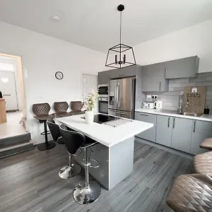 modern-4-bedroom-house-in-leeds.yorkshirehotels.net/